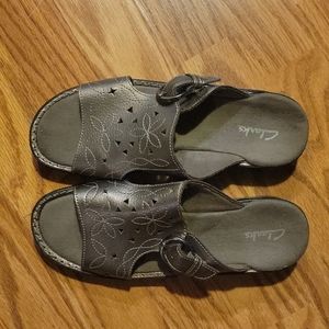 Clark's sandals women's size 8M. Leather upper - pretty flower design and buckle